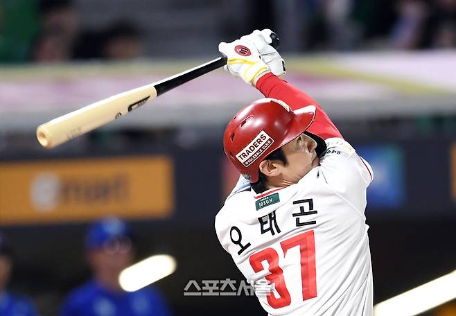 SSG 오태곤이 6일 인천 SSG랜더스필드에서 열린 2025 KBO리그 삼성과의 경기 6회말 2사 1-2루 상황에서 역전 3점 홈런을 치고 있다. 문학 | 박진업 기자 upandup@sportsseoul.com
