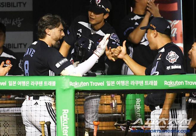 달아나는 투런포를 터뜨린 케이브는 더그아웃에 들어서며 포효했다.