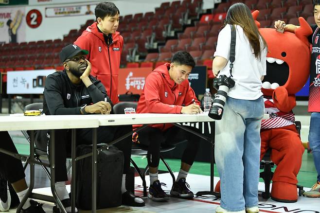 2023~2024시즌 안양 정관장에서 활약하던 시절 아반도가 팬 사인회를 하고 있다. 사진제공=KBL