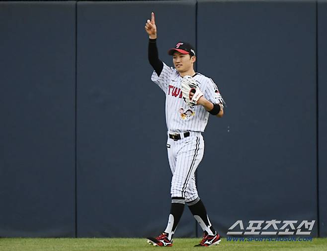 5일 서울 잠실구장에서 열린 두산-LG전. 2회초 무사 김재환의 타구를 펜스를 타고 올라가 잡아 낸 중견수 박해민이 기뻐하고 있다. 잠실=정재근 기자 cjg@sportschosun.com/2025.8.5/