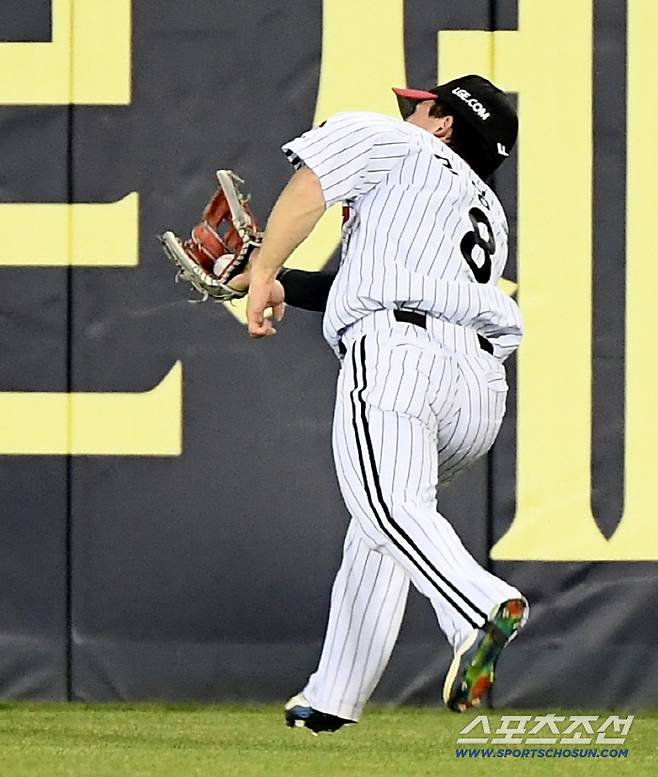 5일 서울 잠실구장에서 열린 두산-LG전. 4회초 1사 1루 강승호의 타구를 우익수 문성주가 잡아내고 있다. 잠실=정재근 기자 cjg@sportschosun.com/2025.8.5/