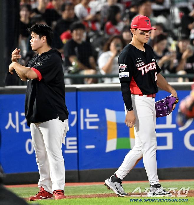 7일 부산 사직야구장에서 열린 KIA와 롯데의 경기, 5회말 무사 1루 김도영이 윤동희의 땅볼을 처리하다 몸의 불편함을 호소하며 교체되고 있다. 부산=허상욱 기자wook@sportschosun.com/2025.08.07/