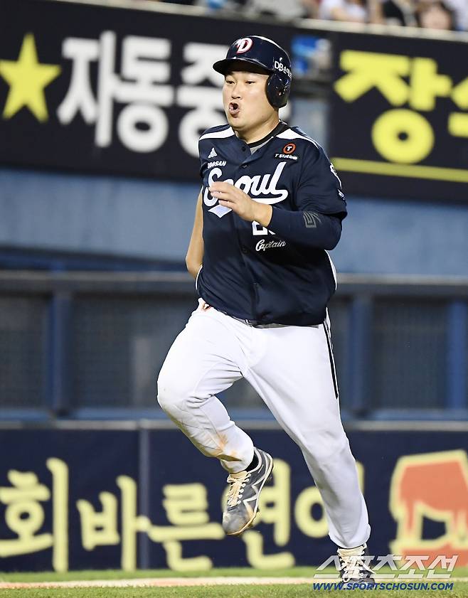 7일 서울 잠실구장에서 열린 두산-LG전. 5회초 2사 양의지가 안타로 출루해 2루 도루를 성공시킨 후 박준순의 적시타 때 득점하고 있다.  잠실=정재근 기자 cjg@sportschosun.com/2025.8.7/