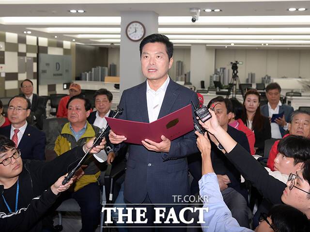 김태우 전 강서구청장 사면은 논란에 더욱 불을 지폈다. 문재인 정부 시절 청와대 특별감찰반의 감찰 무마 의혹을 폭로했던 김 전 구청장은 공무상 비밀누설 혐의로 기소돼 2023년 5월 대법원에서 집행유예를 확정받았다. 그러나 불과 3개월 만인 같은 해 8월, 윤 대통령은 그를 광복절 특사로 사면했다. 김 전 구청장이 지난 2023년 10월, 강서구청장 보궐선거 패배 후 입장을 밝히는 모습. /박헌우 기자