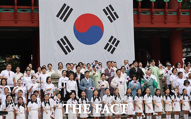 사진은 지난해 8월 15일 서울 종로구 보신각에서 열린 '광복절 기념 타종식'에서 오세훈 서울시장, 파리올림픽 유도 은메달리스트인 허미미 선수 등 독립유공자의 후손들과 시민 대합창단이 합창을 하고 있다. /장윤석 기자(현장풀)