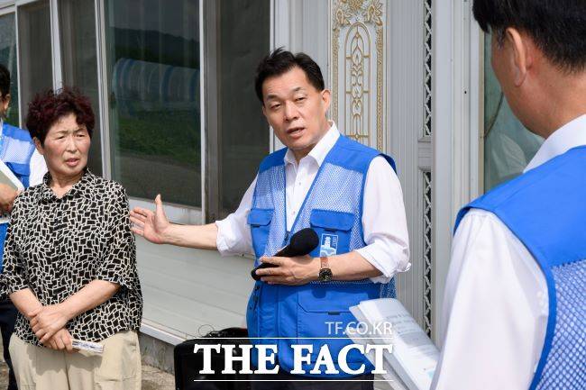 이재준 수원시장이 '폭싹 담았수다! 시민의 민원함'에 접수된 입북동 민원현장을 방문해 발언하고 있다./수원시