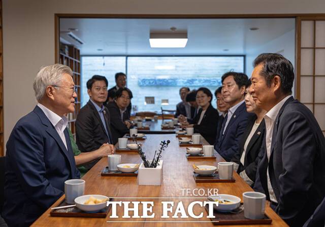 정청래 더불어민주당 대표가 7일 경남 양산 평산마을을 찾아 문재인 전 대통령을 예방했다. 이들은 화기애애한 분위기 속에 1시간 가량 환담을 가졌다. /더불어민주당