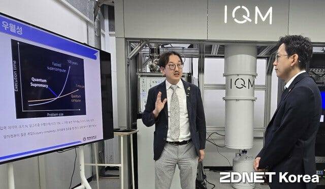 17일 배경훈 과기정통부 장관(오른쪽)이 기초연구 현장 토론회를 마친 뒤 김기웅 충북양자연구센터장으로부터 IQM에 대한 설명을 듣고 있다.