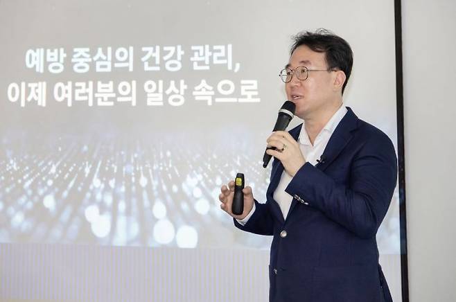 최종민 삼성전자 모바일경험(MX) 사업부 헬스 하드웨어 개발그룹 상무가 7일 오전 서울 중구 삼성전자 기자실에서 열린 브리핑에서 발표하고 있다. 삼성전자 제공