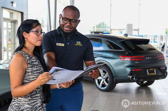 미국은&nbsp;전미자동차딜러협회(NADA)가 주도하는 자동차 프랜차이즈법(Franchise Laws)에 의해 제조사의 작접 판매를 허용하지 않는다. (출처:현대자동차)