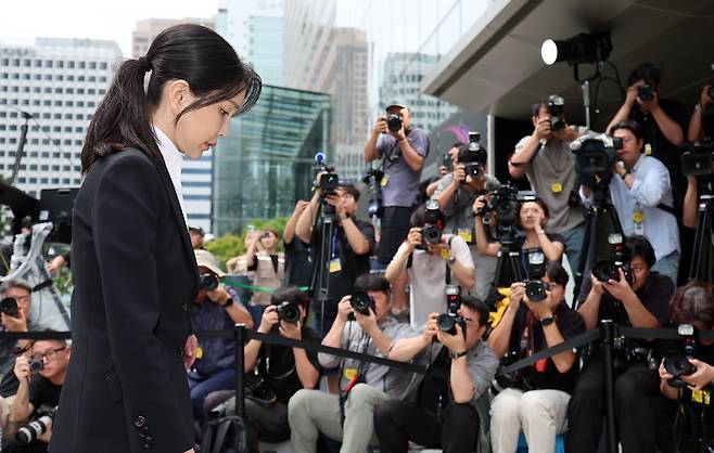 도이치모터스 주가조작 연루 의혹 등을 받는 김건희 여사가 6일 오전 서울 종로구 김건희 특검팀(특별검사 민중기)사무실에 피의자 신분으로 소환되고 있다./뉴시스