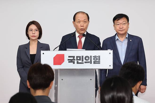 국민의힘 황우여 선거관리위원장이 7일 서울 여의도 중앙당사에서 제8차 당 대표 및 최고위원 선출 선거관리위원회 회의를 마치고 본경선 진출자를 발표하고 있다. /연합뉴스