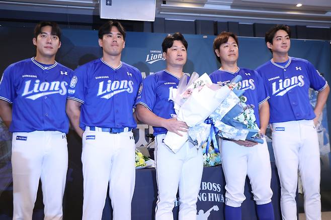 올 시즌을 끝으로 은퇴하는 삼성 라이온즈 투수 오승환이 7일 인천시 연수구  오라카이 송도파크호텔에서 열린 은퇴 기자회견에서 꽃다발을 들고 기념촬영을 하고 있다./삼성