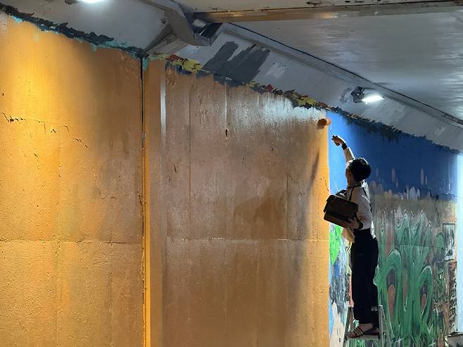 6일 서울 강남구 압구정 토끼굴에서 한 그라피티 작가가 벽면을 도색 중이다. /이호준 기자