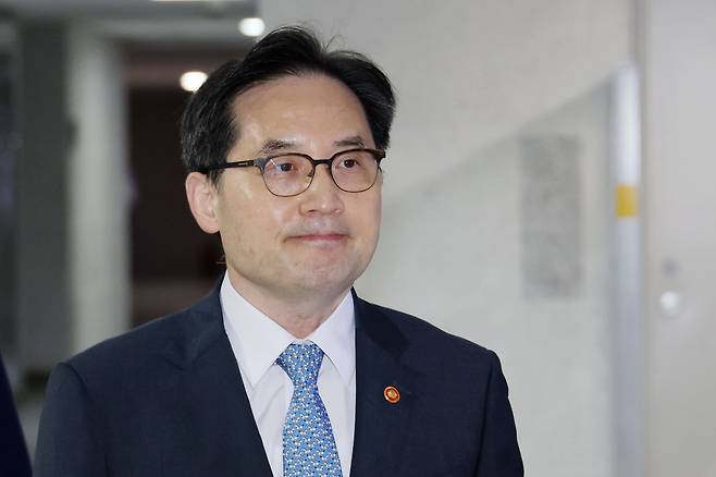 한기정 공정거래위원장이 지난달 17일 오전 서울 여의도 국회 의원회관에서 열린 더불어민주당과 공정위의 비공개회의에 참석하고 있다. /뉴스1