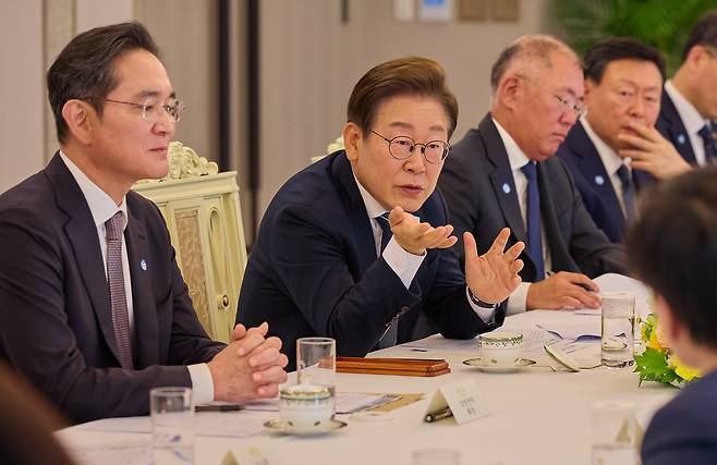 이재명 대통령이 지난달 13일 서울 용산구 대통령실에서 열린 6경제단체와 기업인 간담회에서 발언하고 있다. 왼쪽부터 이재용 삼성전자 회장, 이 대통령, 정의선 현대차그룹 회장, 신동빈 롯데그룹 회장. / 대통령실 제공