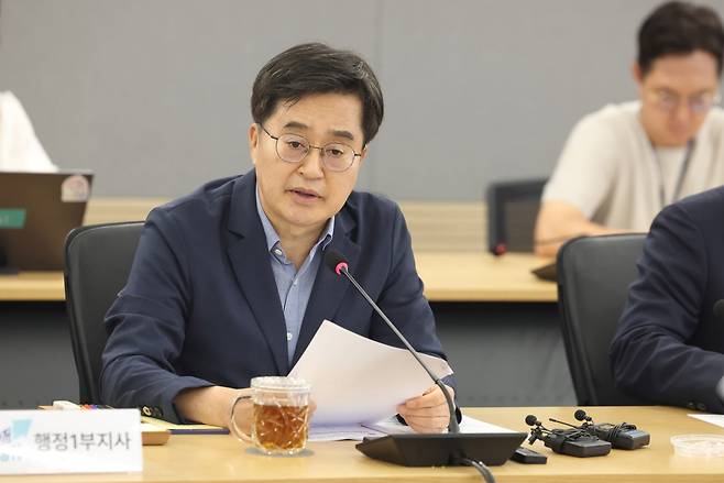 지난달 31일 오후 경기도청 서희홀에서 김동연 경기도지사가 김성중 행정1부지사, 고영인 경제부지사 등이 참석한 한미관세 협상 타결에 따른 경기도 특별지원대책 회의에서 모두발언을 하고있다./경기도 제공