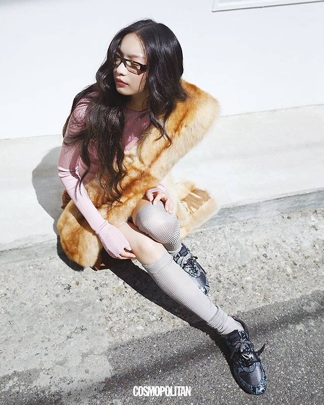 니트 톱, 퍼 숄, 니삭스, 스니커즈, 모두 가격미정, 안경 61만원 Miu Miu.