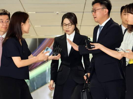 윤석열 전 대통령 부인 김건희 여사가 6일 서울 종로구 KT광화문빌딩 웨스트에 마련된 민중기 특별검사팀에서 피의자 신분으로 조사를 받고 귀가하고 있다. 연합뉴스