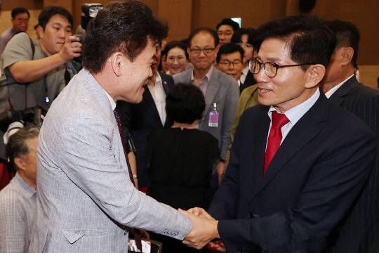 김문수 국민의힘 당대표 후보가 지난 4일 서울 여의도 국회 의원회관에서 투게더포럼이 주최한 시국토론회에 참석해 극우성향의 한국사 강사인 전한길 씨와 악수하고 있다. 연합뉴스.