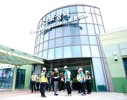 한문희 한국철도공사 사장과 관계자들이 7일 오전 목포보성선 신보성역에서 현장을 점검하고 있다. 한국철도공사 제공
