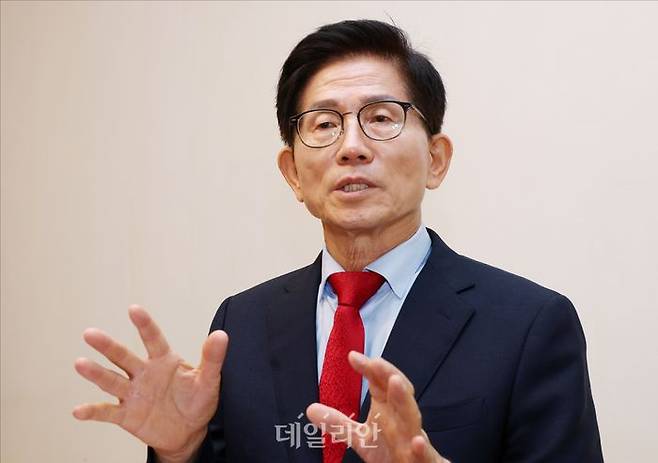 김문수 국민의힘 당대표 후보가 6일 오전 서울 여의도의 한 카페에서 데일리안과 인터뷰를 하고 있다. ⓒ데일리안 홍금표 기자