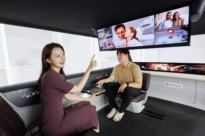 7일 서울 코엑스에서 열린 'K-디스플레이 2025' 전시회에서 LG디스플레이 임직원이 차량용 디스플레이를 소개하고 있다.ⓒLG디스플레이