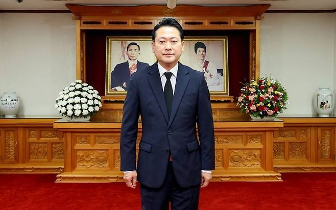 장동혁 국민의힘 당대표 후보가 지난 6일 경북 구미시 상모동 박정희 대통령 생가 추모관에서 참배 후 이동하고 있다. ⓒ 뉴시스