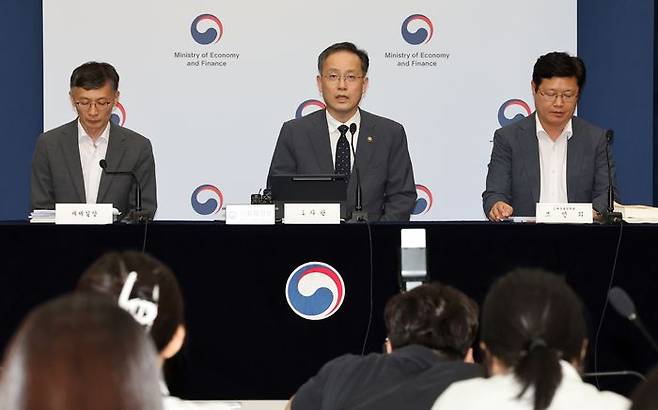 이형일(가운데) 기획재정부 1차관이 지난 29일 정부세종청사 민원동 브리핑실에서 2025 세제 개편안 상세 브리핑을 하고 있다. ⓒ연합뉴스