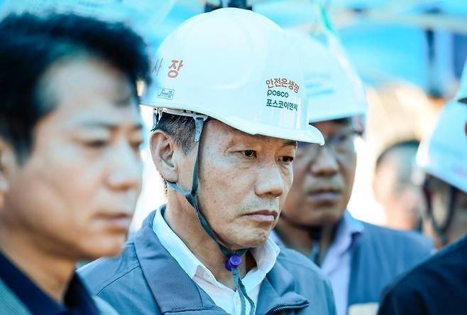 송치영 포스코이앤씨 신임 사장(가운데)이 6일 경기 광명시 포스코이앤씨 광명 고속도로 공사 사고현장에서 사고 발생 관련 보고를 듣고 있다.ⓒ뉴시스