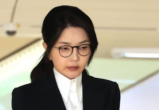윤석열 전 대통령 부인 김건희 여사가 지난 6일 서울 종로구 KT광화문빌딩 웨스트에 마련된 민중기 특별검사팀에서 피의자 신분으로 조사를 받고 귀가하고 있다.ⓒ