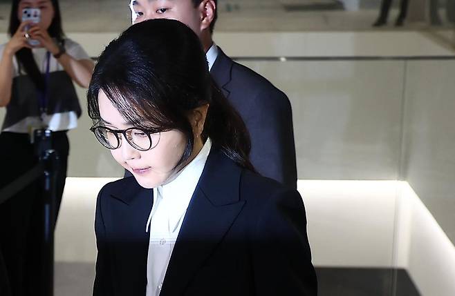 김건희 여사가 6일 서울 종로구 김건희 특검팀(특별검사 민중기) 사무실에서 피의자 신분으로 조사를 마친 뒤 밖으로 나서고 있다. 2025.08.06. 뉴시스