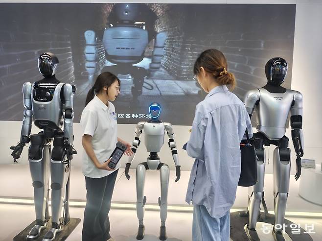 6일 중국 베이징시에 처음 문을 연 로봇 전문 판매장에서 직원이 유니트리의 휴머노이드 로봇 G1에 대해 설명하고 있다. 베이징=김철중 특파원 tnf@donga.com