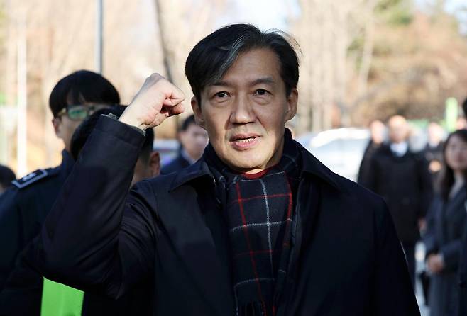 자녀 입시비리 혐의 등으로 징역형이 확정돼 수감되는 조국 전 조국혁신당 대표가 16일 오전 경기도 의왕시 서울구치소로 출석하며 지지자들과 인사하고 있다. 2024.12.16 뉴시스