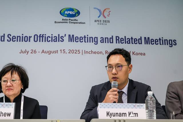 김규남 CRO는 지난 6일 인천 송도 컨벤시아에서 열린 APEC 국제 워크숍 ‘불법 스트리밍 단속을 위한 접근법 및 전략’에서 툰레이더를 소개하고 있다. 네이버웹툰 제공