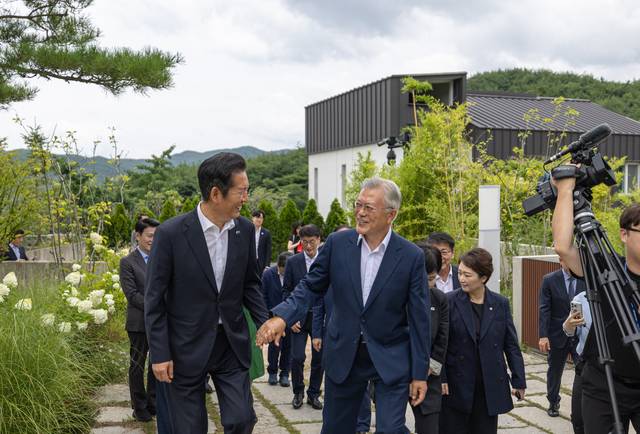 정청래(왼쪽) 신임 더불어민주당 대표가 7일 경남 양산시 하북면 평산마을을 찾아 문재인 전 대통령을 예방했다. [더불어민주당 제공]