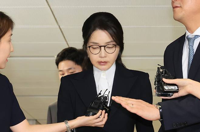 윤석열 전 대통령 부인 김건희 여사가 6일 서울 종로구 KT광화문빌딩 웨스트에 마련된 민중기 특별검사팀에서 피의자 신분으로 조사를 받고 귀가하고 있다. 연합뉴스