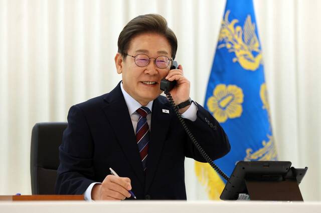 이재명 대통령이 지난 6월6일 저녁 서울 한남동 관저에서 도널드 트럼프 미국 대통령과 전화 통화를 하기 위해 수화기를 들고 있다. 대통령실사진기자단
