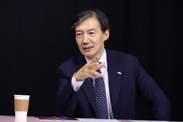 조국 전 조국혁신당 대표가 한겨레신문사 스튜디오에서 인터뷰하고 있다. 한겨레 자료사진