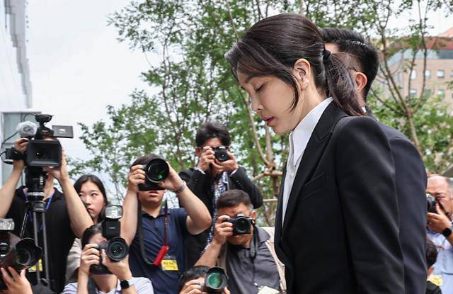 윤석열 전 대통령 부인 김건희 여사가 6일 서울 종로구에 마련된 김건희 특검팀(특별검사 민중기) 사무실로 조사를 받기 위해 출석하고 있다. 뉴스1