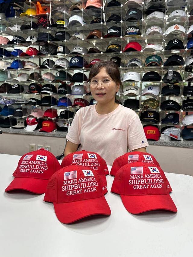 '마스가(MASGA·미국 조선업을 다시 위대하게)' 모자를 제작한 '모자팩토리' 신해선 영업부 과장이 6일 한국일보와 인터뷰하고 있다. 이상무 기자