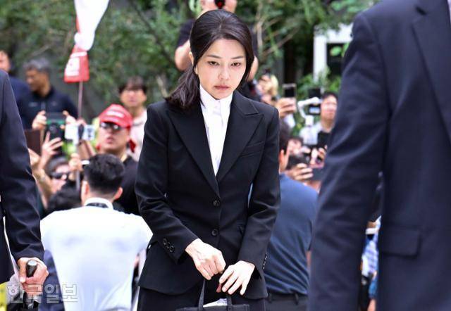 김건희 여사가 6일 서울 종로구 광화문KT웨스트 빌딩에 마련된 민중기 특별검사팀 사무실로 들어서고 있다. 김 여사는 이날 첫 소환조사를 받았다. 강예진 기자