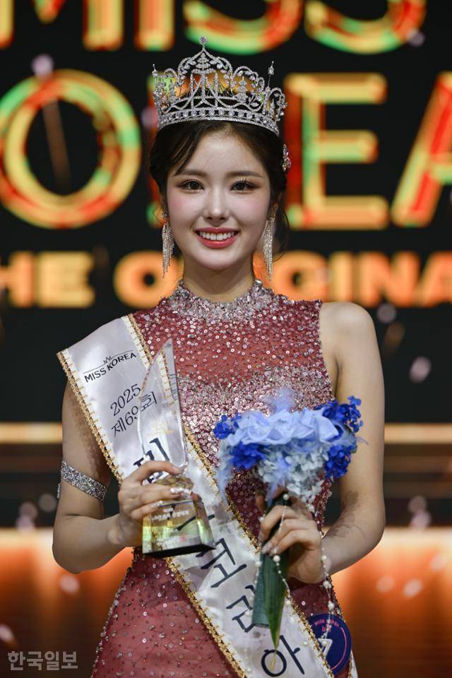 5일 서울 강남구 코엑스 오디토리움에서 열린 글로벌이앤비(Global E&B) 주최 제69회 미스코리아 선발대회에서 미스코리아 진의 영예를 안은 정연우(24, 경북)씨가 트로피를 들고 환하게 웃고 있다. 하상윤 기자