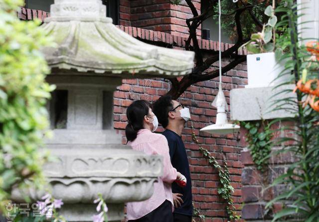 김건희 여사 관련 의혹을 수사하는 민중기 특검팀이 7월 15일 오전 서울 강남구 역삼동에 위치한 건진법사 전성배씨 법당에 대한 압수수색을 진행 중인 가운데 특검팀 관계자들이 분주하게 움직이고 있다. 강예진 기자