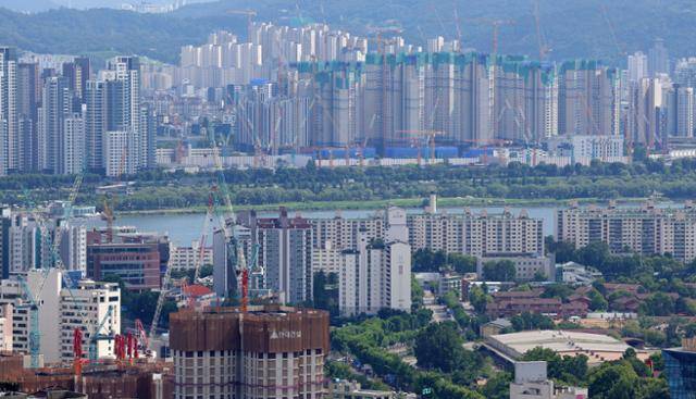 지난 5일 서울 중구 남산에서 바라본 한강 옆으로 고층 아파트 단지들이 늘어서 있다. 뉴시스