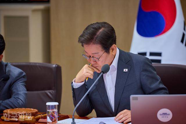 이재명 대통령이 지난달 29일 서울 용산 대통령실 청사에서 열린 국무회의에서 자료를 살펴보고 있다. 대통령실 제공