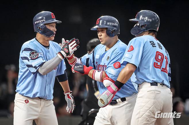 노진혁(맨 왼쪽)과 유강남(가운데)이 모처럼 한 경기에서 동반 활약했다.&nbsp;