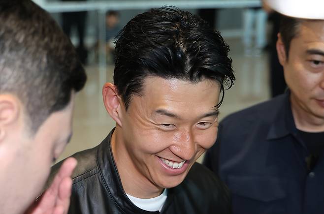 <yonhap photo-3188=""> 손흥민 '웃음' (영종도=연합뉴스) 김성민 기자 = 토트넘과의 결별 소식을 전한 손흥민이 5일 인천 영종도 인천국제공항 2터미널 출국장으로 향하며 팬들과 인사하고 있다. 손흥민은 미국프로축구(MLS) 로스앤젤레스FC(LAFC) 입단이 유력한 것으로 알려졌다. 2025.8.5 ksm7976@yna.co.kr/2025-08-05 19:06:14/ <저작권자 ⓒ 1980-2025 ㈜연합뉴스. 무단 전재 재배포 금지, AI 학습 및 활용 금지></yonhap>