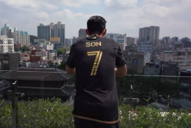 손흥민이 서울 동대문에서 LAFC 유니폼을 입고 오피셜 사진을 찍었다. 사진=LAFC