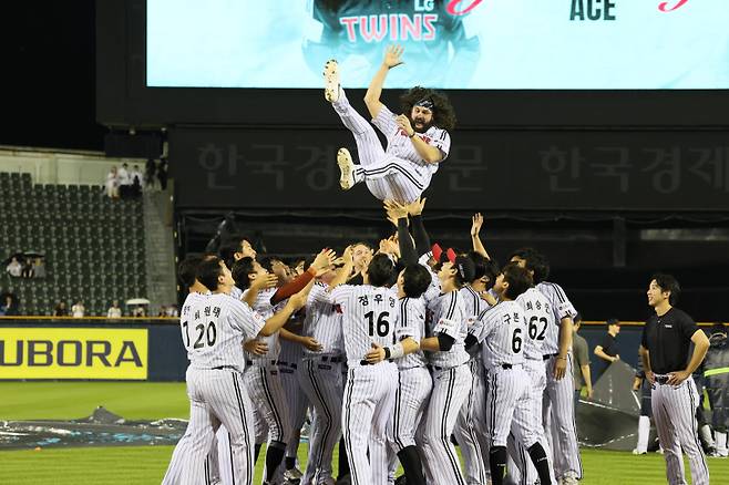 <yonhap photo-2305="">20일 서울 잠실야구장에서 열린 2024 신한 SOL뱅크 KBO리그 두산 베어스와 LG 트윈스의 경기. LG 선수들이 이날 선발로 나선 켈리를 헹가래치고 있다. 사진=LG 트윈스 제공</yonhap>